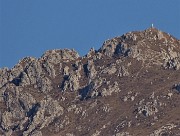 74 Maxi zoom verso la cima dell'Alben...visibile la croce